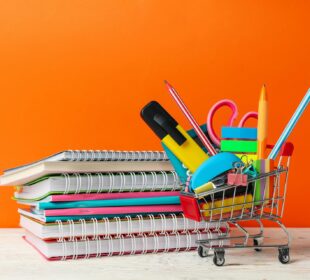 Jovens redescobrem o papel em meio a telas e notificações