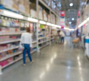 Estoque conversa com consumidor e acaba com prateleira vazia