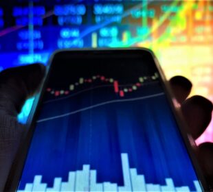 Mercados hoje notícias: minério cai e petróleo sobe nesta quinta