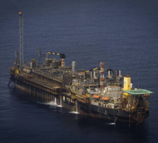 Exportação de petróleo do Brasil para a China dobra no 1º tri de 2026