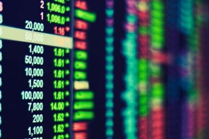 Ibovespa bate recorde histórico e dólar se mantém abaixo de R$ 5