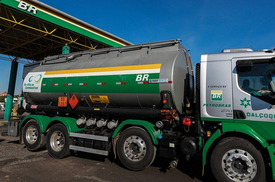 Projeto de reestatização de combustíveis e gás avança na Câmara