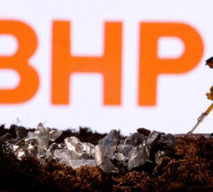 China suspende proibições de minério de ferro da BHP após visita de executivo