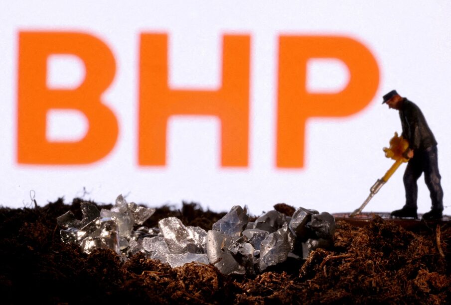 China suspende proibições de minério de ferro da BHP após visita de executivo