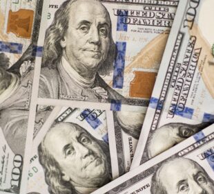 Dólar abaixo de R$ 5 há 4 dias: hora de comprar? Analistas respondem