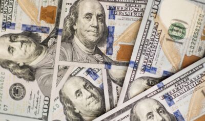 Dólar abaixo de R$ 5 há 4 dias: hora de comprar? Analistas respondem