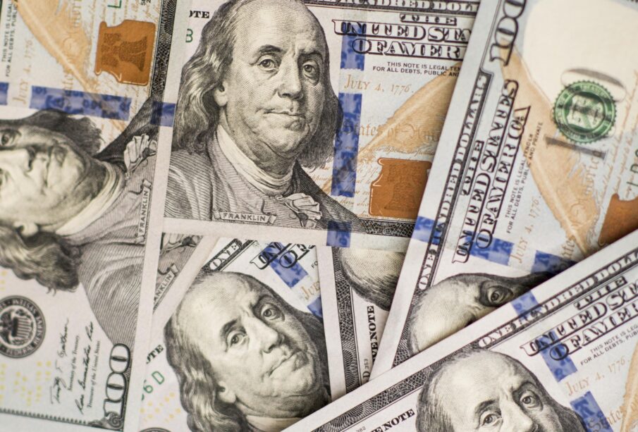 Dólar abaixo de R$ 5 há 4 dias: hora de comprar? Analistas respondem