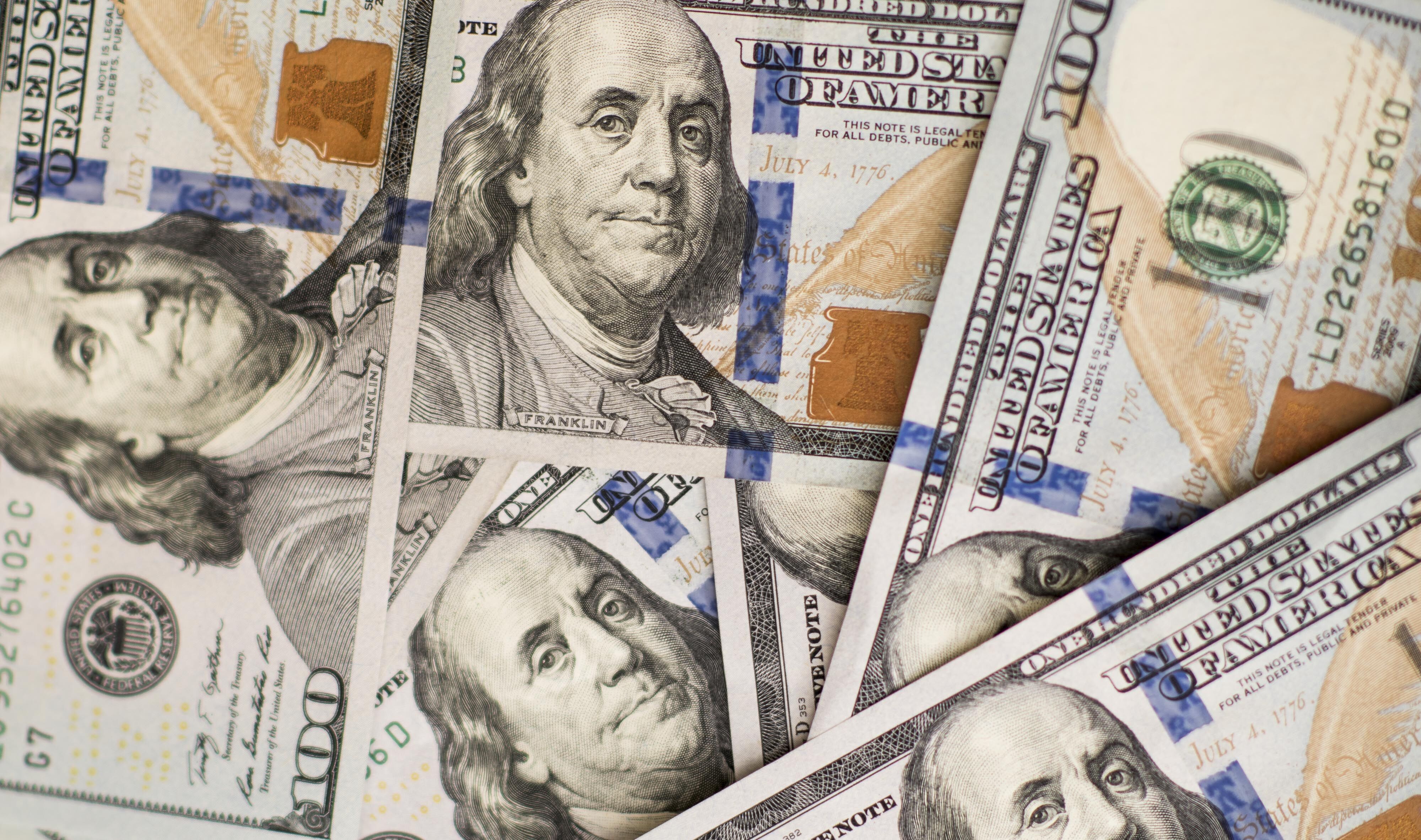 Dólar abaixo de R$ 5 há 4 dias: hora de comprar? Analistas respondem