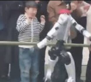 Robô bate em criança durante apresentação na China