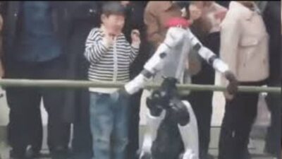 Robô bate em criança durante apresentação na China