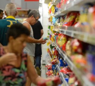 Pagamento em supermercado com parcelamento preocupa economistas