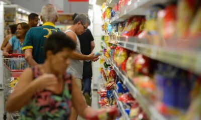 Pagamento em supermercado com parcelamento preocupa economistas