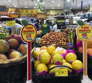 Morangos uniformes supermercados: nova regra impacta consumo