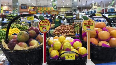 Morangos uniformes supermercados: nova regra impacta consumo