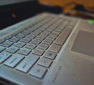 Reaproveitar notebook antigo: ideias para empresas economizarem