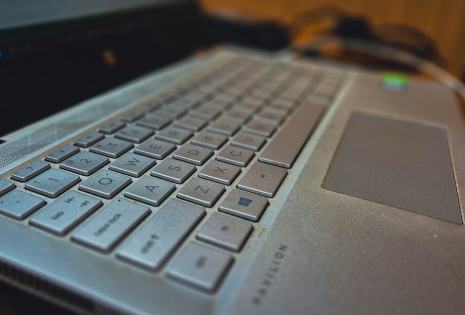 Reaproveitar notebook antigo: ideias para empresas economizarem