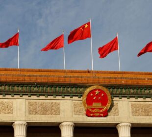 China culpa EUA e Israel por fechamento do Estreito de Ormuz