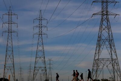 Conta de luz alta supera inflação e pesa no bolso do brasileiro