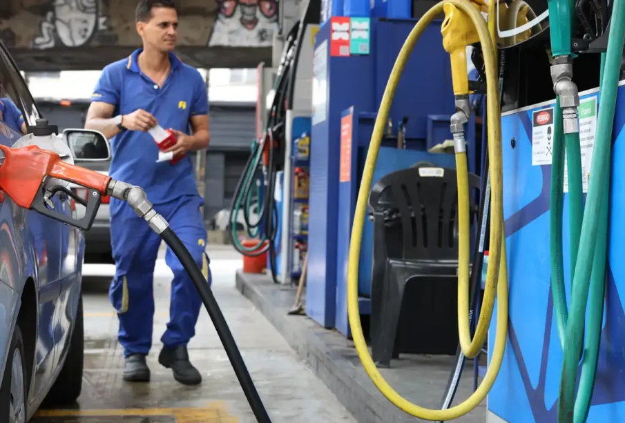 Governo fixa subvenção à gasolina em R$ 0,44 por litro