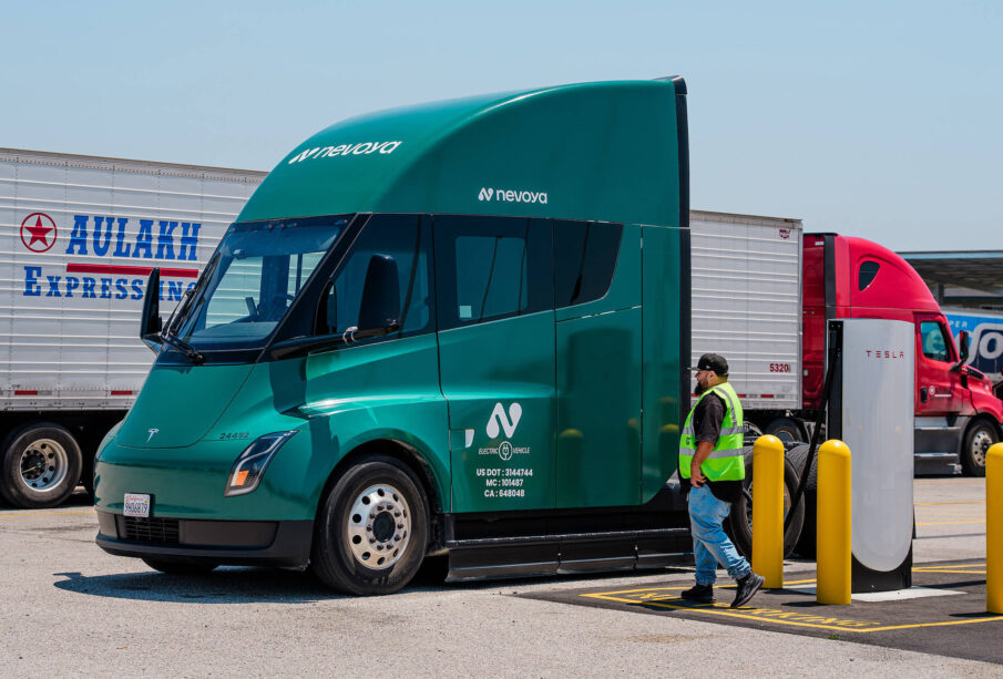 Caminhão elétrico Tesla Semi pode revolucionar indústria