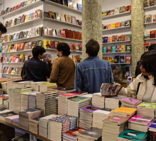 Venda de livros 2025 cresce com ficção jovem e colorir