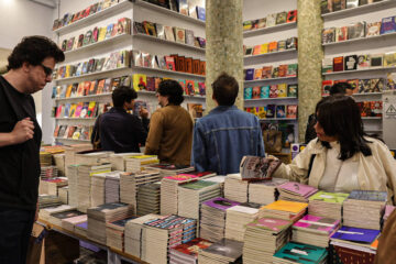 Venda de livros 2025 cresce com ficção jovem e colorir