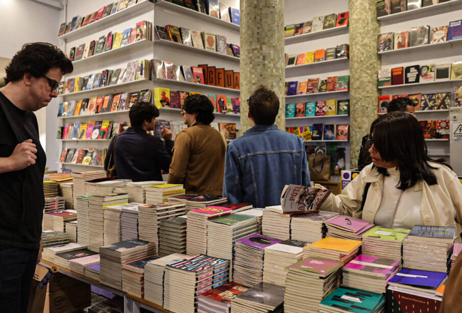 Venda de livros 2025 cresce com ficção jovem e colorir
