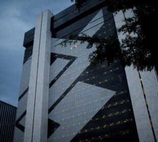 Banco do Brasil corta previsão de lucro para 2026 após queda de mais de 50% no 1º trimestre