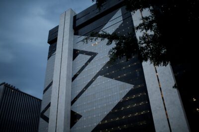 Banco do Brasil corta previsão de lucro para 2026 após queda de mais de 50% no 1º trimestre