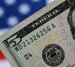 Dólar hoje recua e devolve parte dos ganhos com tensão política