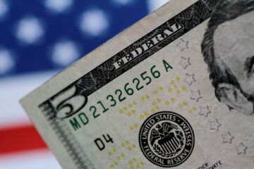Dólar hoje recua e devolve parte dos ganhos com tensão política