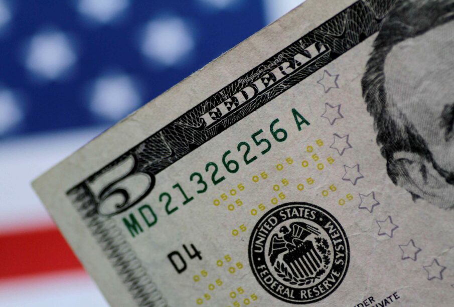 Dólar hoje recua e devolve parte dos ganhos com tensão política