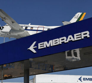 Embraer lucro ajustado 1T26 cai 51,5% para R$ 145,4 mi