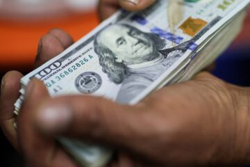 Dólar hoje recua com otimismo sobre acordo Irã-EUA