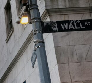 Dow Jones futuro cai e petróleo Brent bate US$ 110 com tensão EUA-Irã