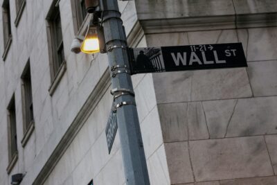 Dow Jones futuro cai e petróleo Brent bate US$ 110 com tensão EUA-Irã