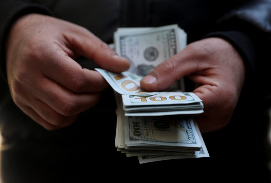 Dólar hoje: moeda fecha estável em R$ 5,02 após ataque dos EUA ao Irã