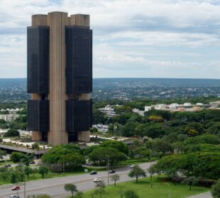 Real valorização dólar 2026: moeda resiste a BC e petróleo