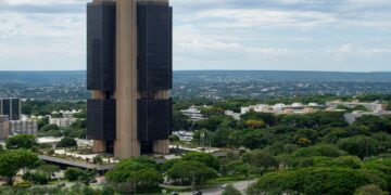 Real valorização dólar 2026: moeda resiste a BC e petróleo