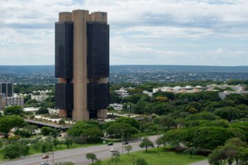 Real valorização dólar 2026: moeda resiste a BC e petróleo
