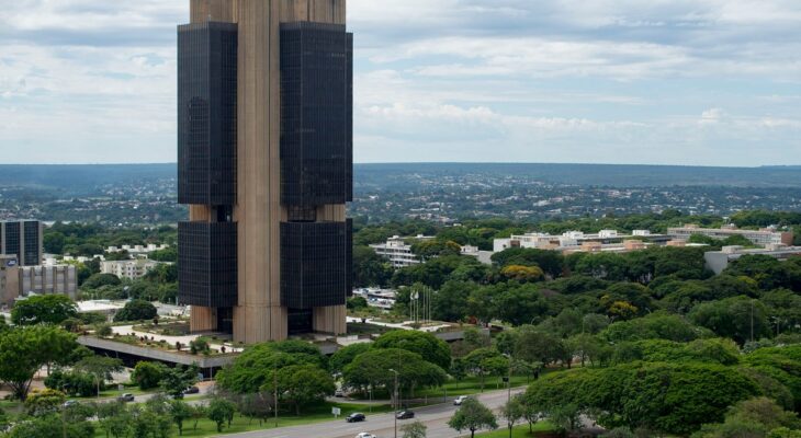 Real valorização dólar 2026: moeda resiste a BC e petróleo