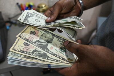 Dólar hoje opera estável ante real após rejeição dos EUA ao Irã