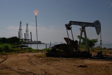 Petróleo fecha em queda de quase 7% com otimismo sobre negociações EUA-Irã