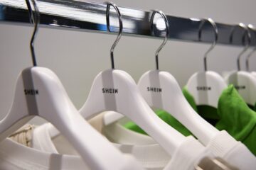 Shein compra Everlane por US$ 100 milhões