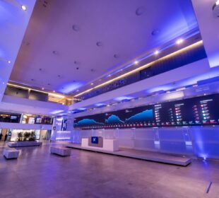 Ibovespa Futuro hoje cai mais de 1% com política em foco