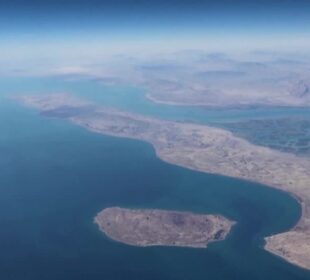 Guerra no Irã ameaça cabos submarinos no Estreito de Ormuz
