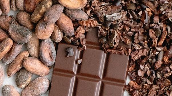 Preço do cacau cai e indústria volta ao chocolate de verdade