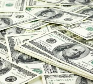 Dólar cai a R$ 5 e Bolsa recua com PIB fraco em março