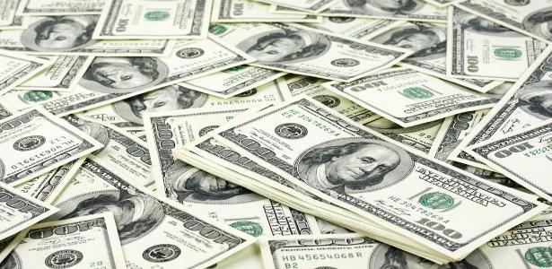 Dólar sobe a R$ 5,06 e Bolsa cai com petróleo e política