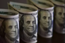 Dólar ultrapassa R$ 5 após conversa de Flávio Bolsonaro com Vorcaro